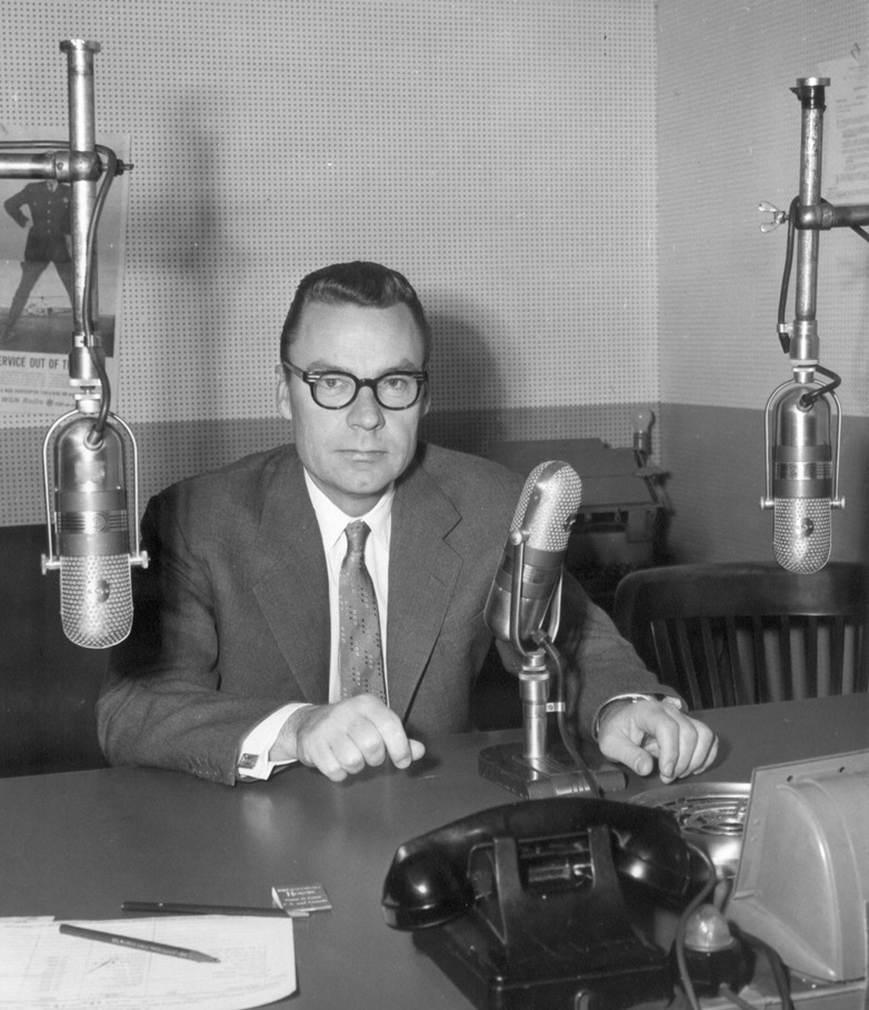 Earl Nightingale dans son studio radio